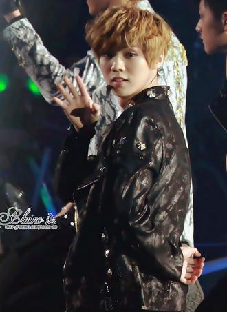 鹿晗整容前后照片曝光出道前脸巨肥