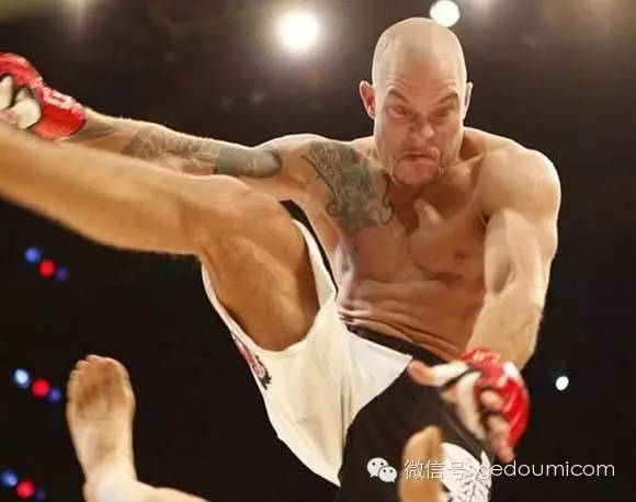 砸肘的正确打法,足球踩踏规则