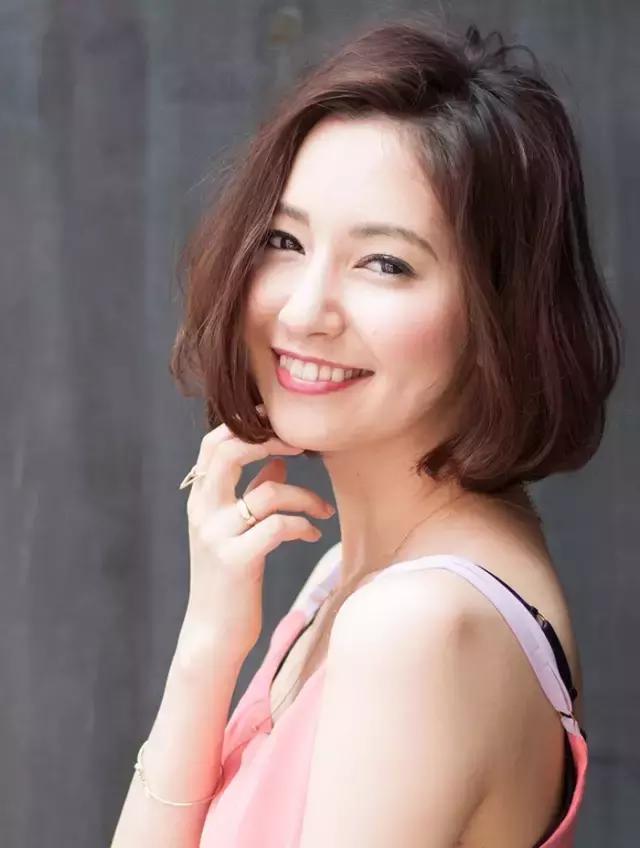 发际线太高发量又少,发际线高发量少弄什么发型