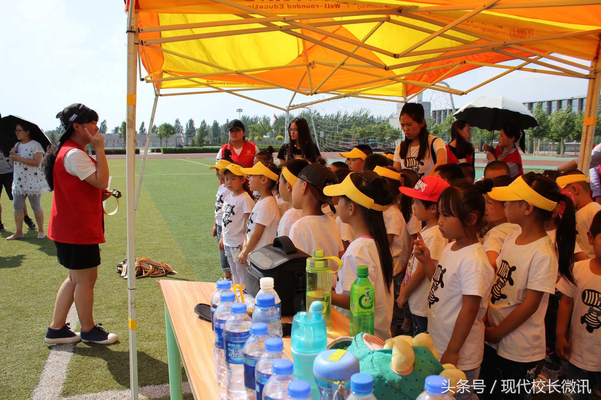 大手牵小手幼儿园户外游戏,大手牵小手手指游戏完整版幼儿园