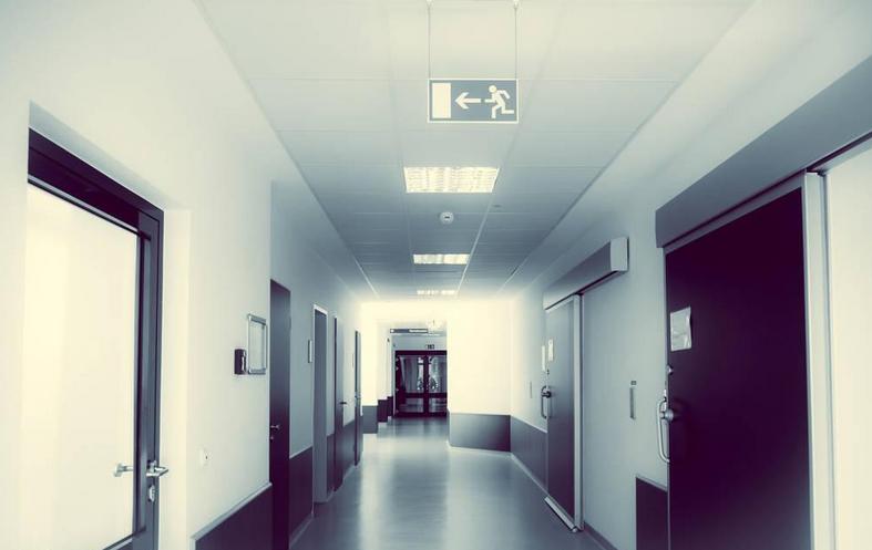 母亲髌骨粉粹性骨折，姐弟三人却只能送母亲来医养护理中心