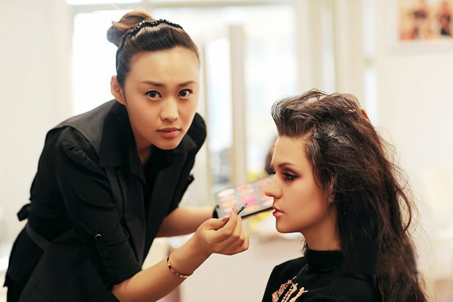 化妆美甲培训学校在哪里学,化妆美甲培训学哪些专业比较好