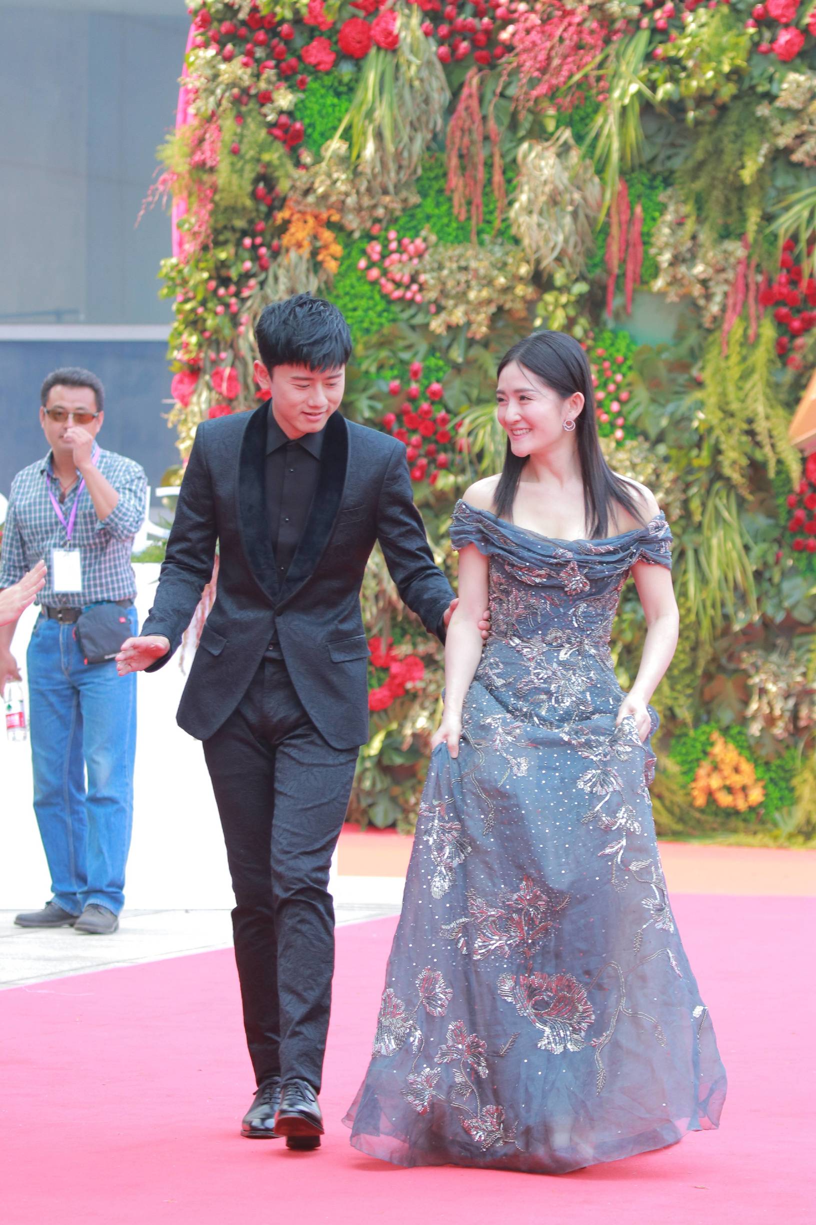 谢娜机场穿红色长裙被张杰夸赞,谢娜礼服三步一踩