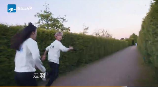 《奔跑吧》收*战官**即将来临,很像大片,主题“古堡谜踪”!