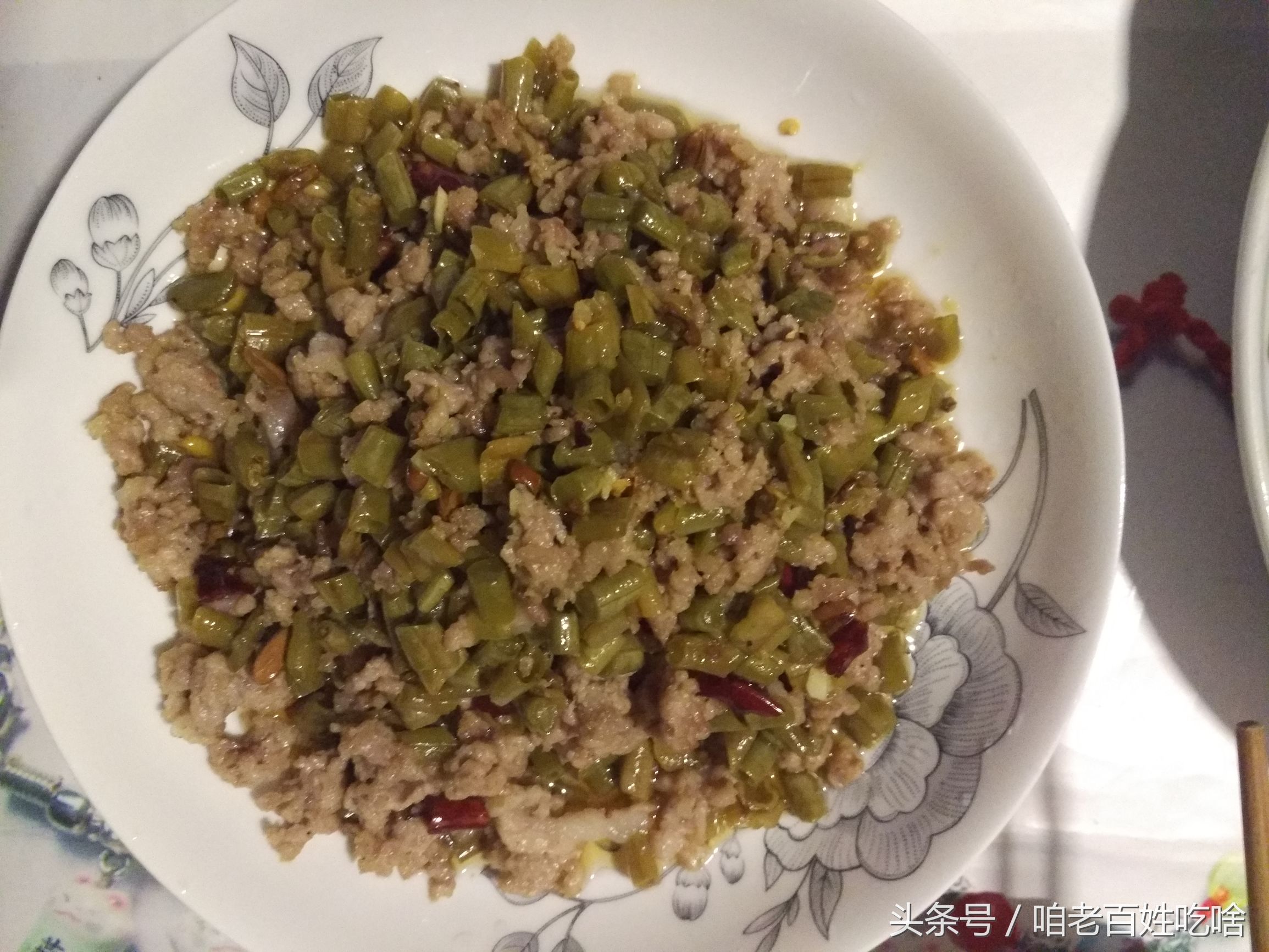 在出租屋用报纸、海报垫着桌子吃饭,我也依然要让自己吃好