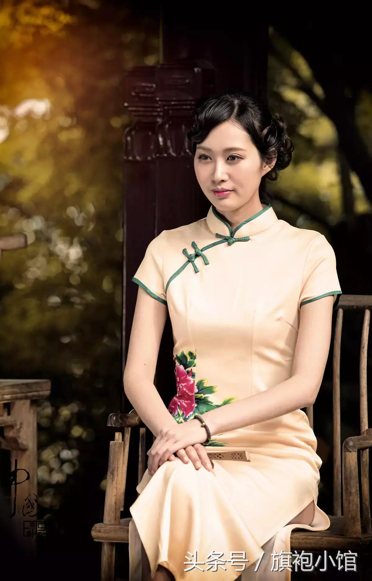 中年女士穿旗袍站坐姿势,穿旗袍怎么走步