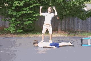 女朋友给男朋友手上咬个牙印,女友给男友咬的劳力士