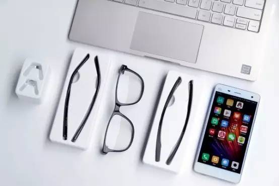 德普戴着黑色小眼镜,德普戴眼镜片段