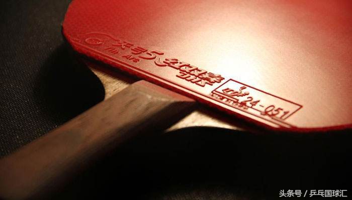 乒乓球自己粘胶皮和成品哪个好,乒乓球拍第二次粘胶皮新手必看