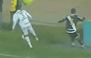 足球搞笑集锦笑死人强烈推荐,足球场上的搞笑