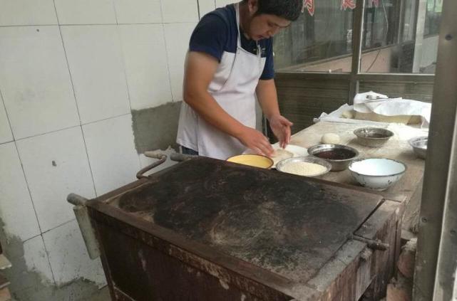小伙开店卖烧饼年入百万,小伙摆摊卖饼2.5元一个