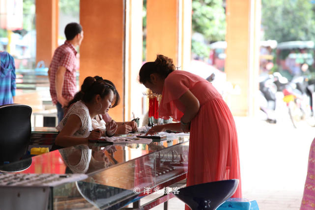 芒市最大玉石交易市场,瑞丽都有哪三大玉器市场