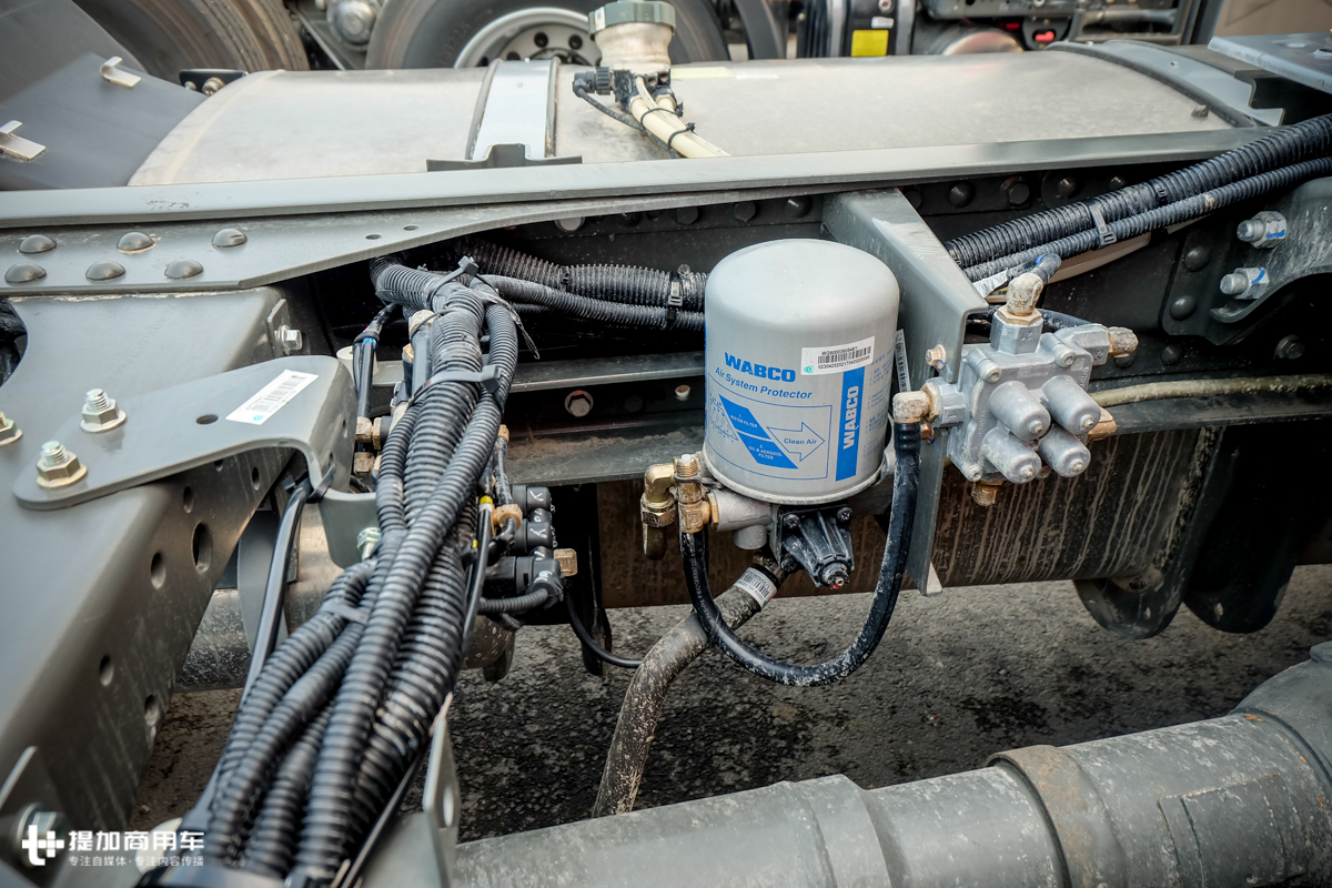 新款重汽t7牵引车,540马力的重汽