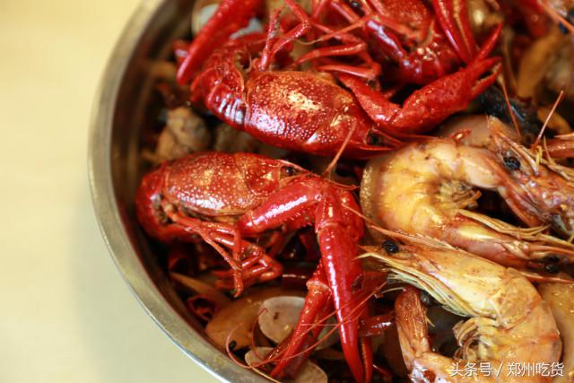 WTF？去南阳路吃海鲜，服务员把菜倒桌上就走，连筷子都没有？