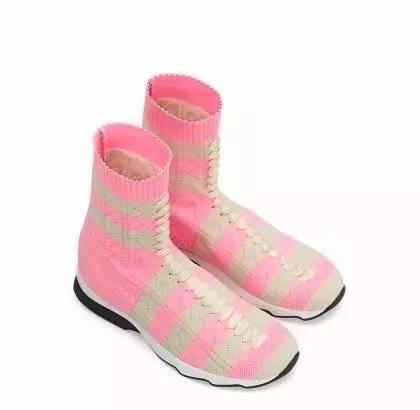 杨幂一口气买了十双的鞋,杨幂穿的薄荷绿运动鞋