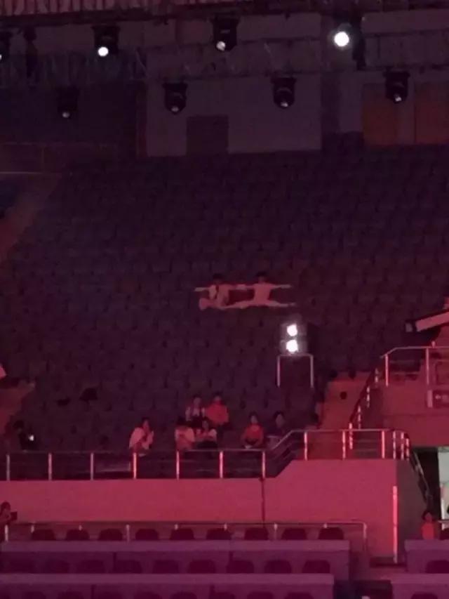 要不是腰软,怎么能把腿的劈这么开?