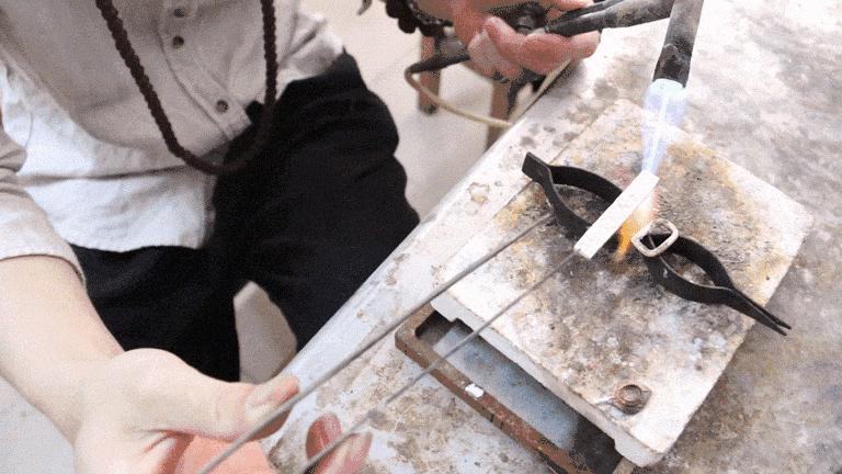 一个玩摇滚的大男生却始终戴着一串菩提项链，在*藏西**目睹了一整条河的六字真言，回来后他选择了当一个银匠人