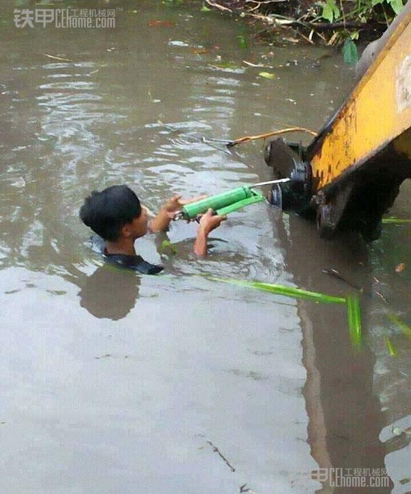 新来的菜鸟又把“挖掘机”开翻了！每周工程机械酷图（18）