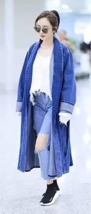 杨幂一口气买了十双的鞋,杨幂穿的薄荷绿运动鞋