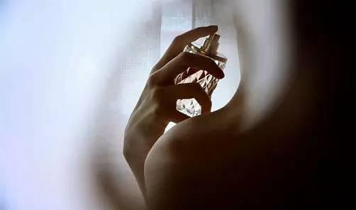 车里喷香水的正确方法,香水怎样喷才是正确的