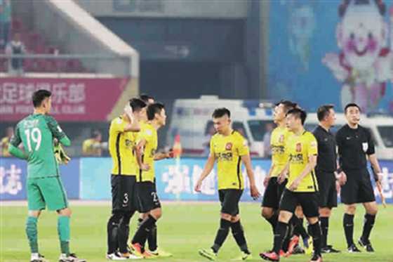 温格范佩西握手,温格高波加查世纪握手