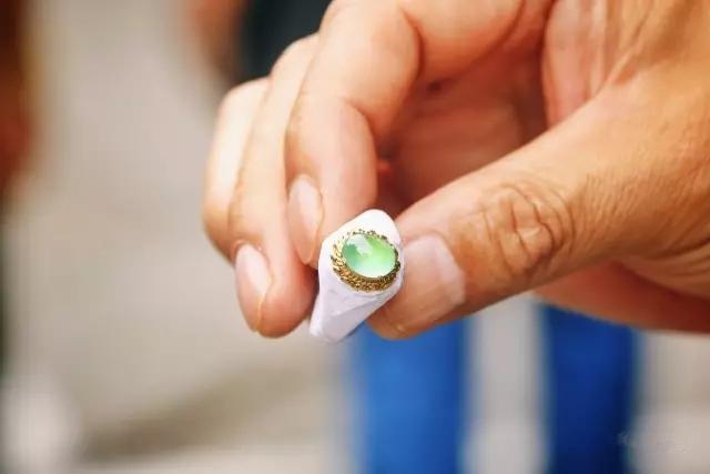 戴了三年玉镯子碎了是什么征兆,戴了3年的玉镯掉地上碎了