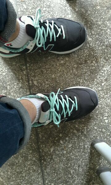 鞋子的鞋舌总是乱歪,鞋子的鞋舌总歪怎么办没有鞋带