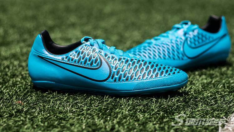 踢草皮场适合什么足球鞋,足球野球场球鞋推荐