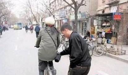 国内外流行的12个坑爹的*局骗**，专门针对外地游客下手！