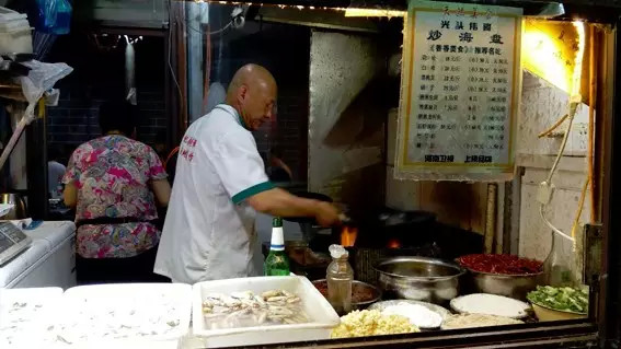 开封鼓楼广场离鼓楼夜市近吗,开封鼓楼夜市营业到几点