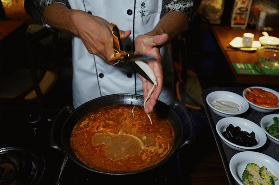 蒙眼用剪刀做面，服了！这么牛X的店居然系佛山的10年老字号！东家好吃才是硬道理！