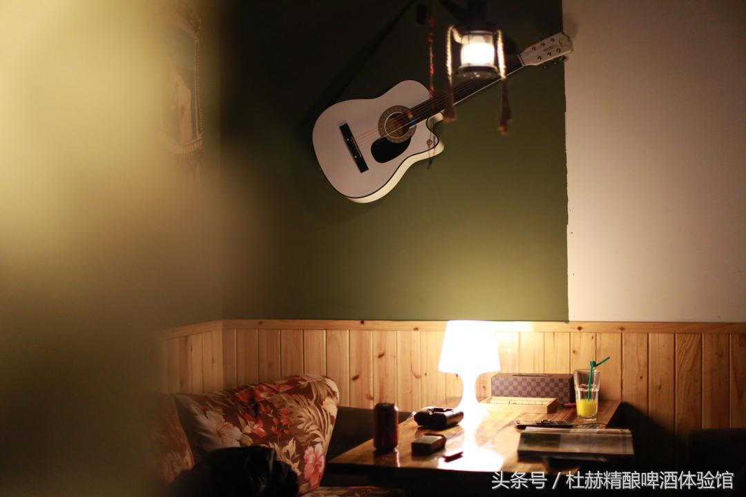 逃亡酒吧有温婉纯真的纳西族姑娘,有橙黄温暖的钨丝小吊灯,还有的,便是那陪伴旅者多年的民谣吉他