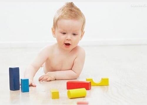宝宝喜欢偷摸怎么办,宝宝爱摸脏的需要制止吗