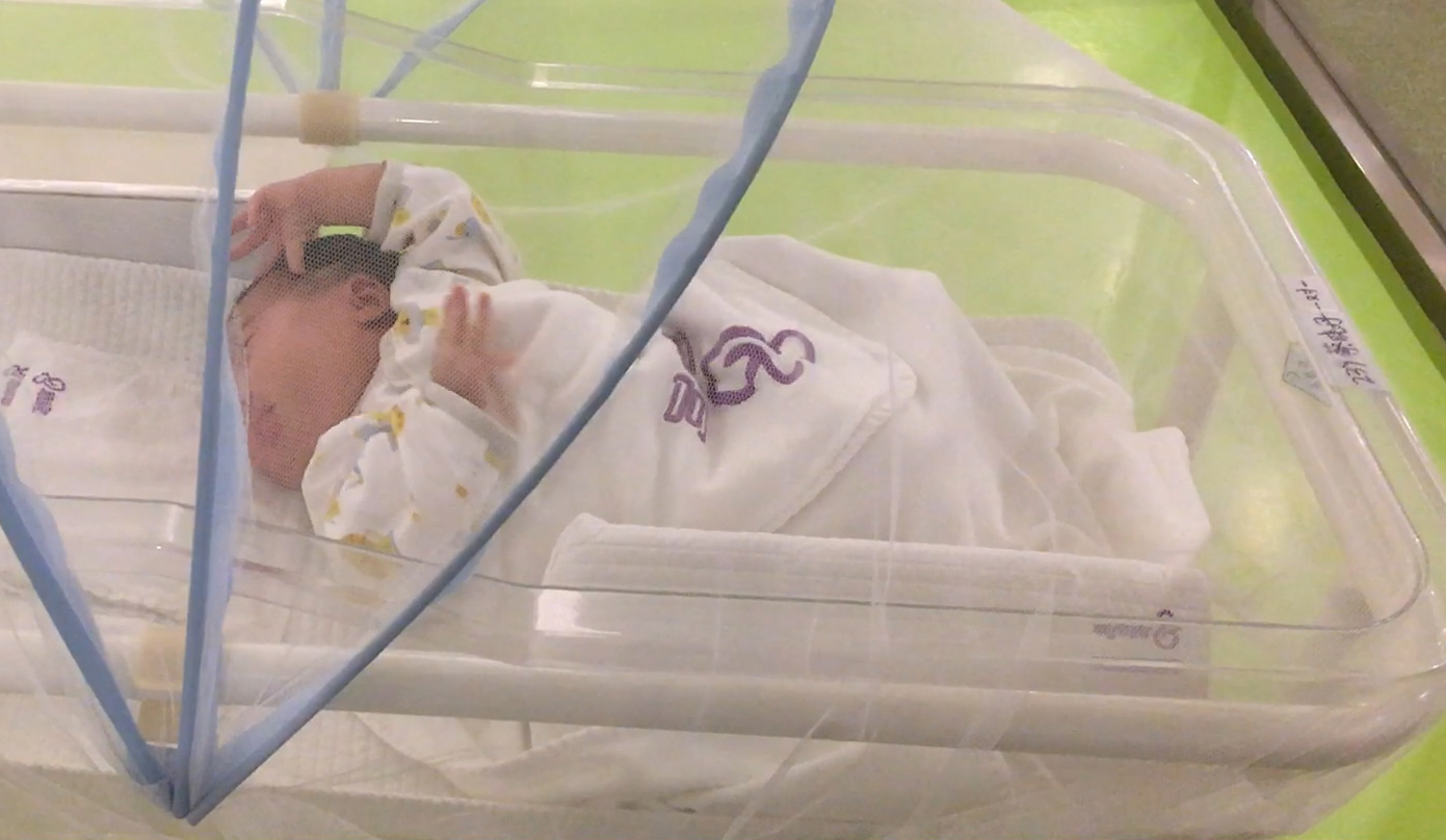 宝宝从床上抱起来时不停哭,宝宝要抱着一放到床上就哭怎么办