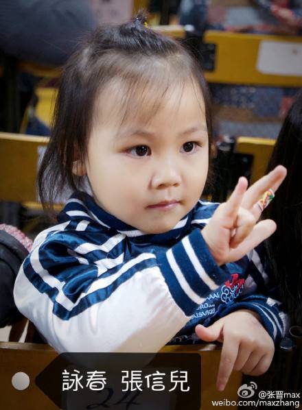 甄子丹儿子跆拳道红带,张晋被女儿“甜蜜家暴”,功夫二代太厉害