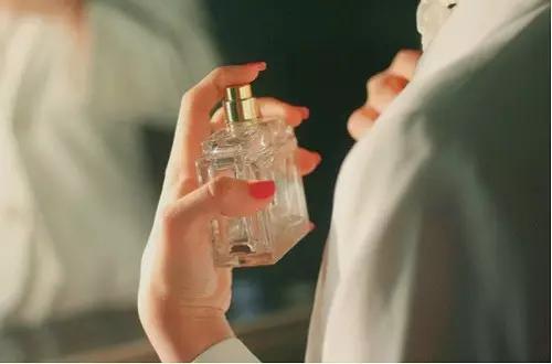 哪款香水适合有女人味的人,如何挑一款适合自己的香水