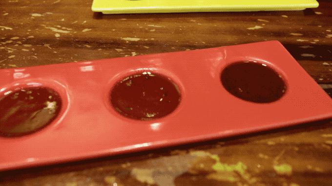 “五级辣”火山辣烤猪蹄、芝士烤肉锅、活鳗鱼三吃，想尝津城独一家才有的招牌菜，你得去津城美食街—西湖道！你能挑战顶级辣？还能打五折