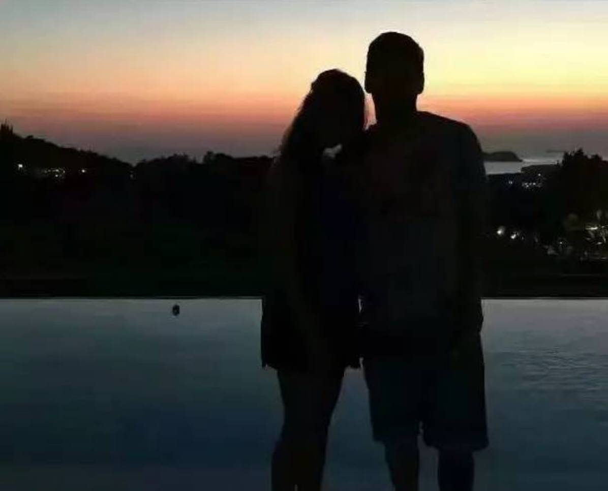 30岁球王娶了9岁一见钟情的女孩，时间易逝，唯爱不变