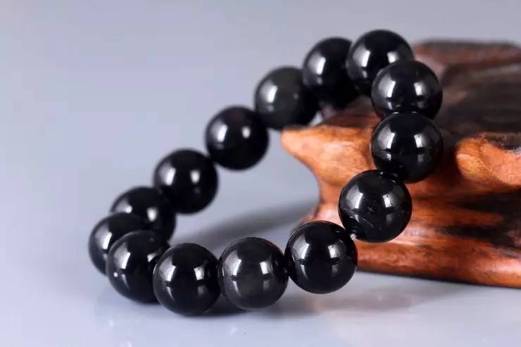 高调的炫耀到最后让你无法收场,手腕是炫耀的资本