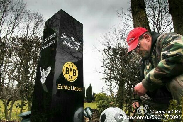 两个天使般的孩子，他们将足球带到了天堂