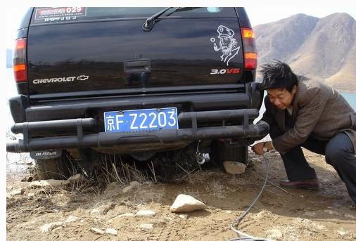 车两前轮掉坑怎么弄出来,车子单边掉坑怎么处理