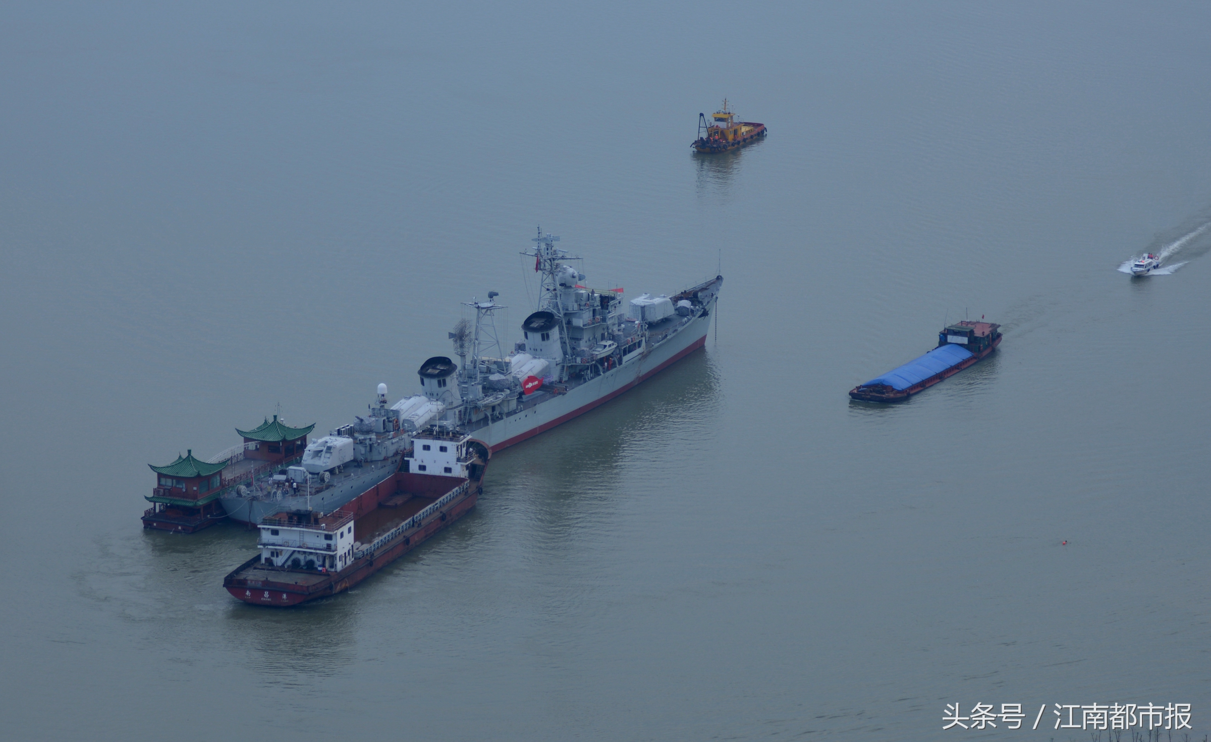 南昌舰下水视频,南昌舰回家