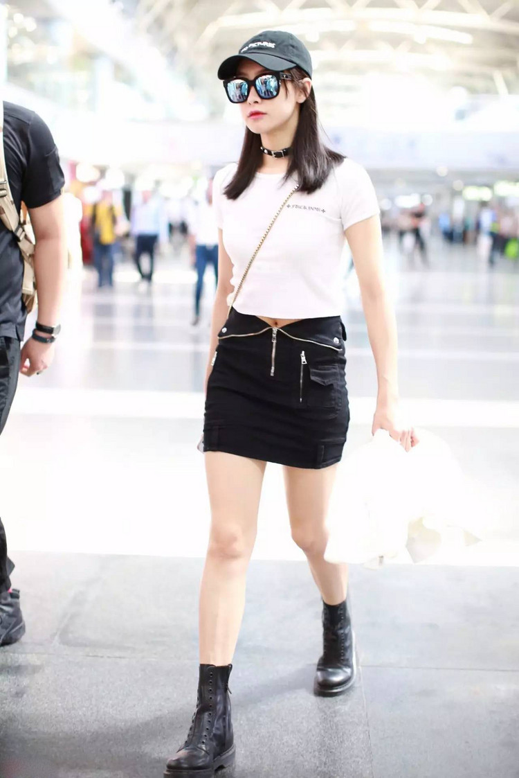 珠宝才是白Tee最佳拍档,路人甲轻松变身街拍客