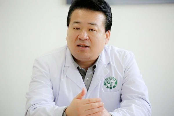 脑胶质瘤手术后复发了还能活多久,脑胶质瘤复发必须手术吗