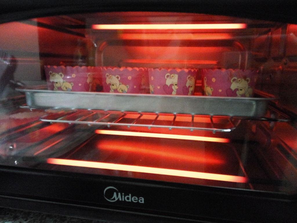 蜂蜜纸杯蛋糕烤箱做法,蜂蜜牛奶纸杯蛋糕