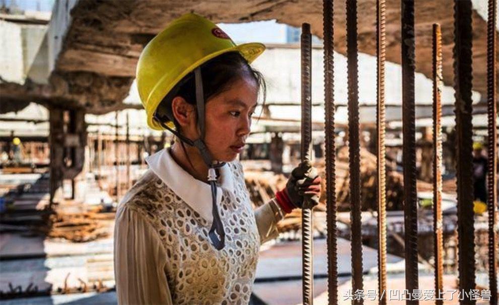 在工地上做工的女人，上班时候虽然满头大汗，然而她们下班后也是风情万种！