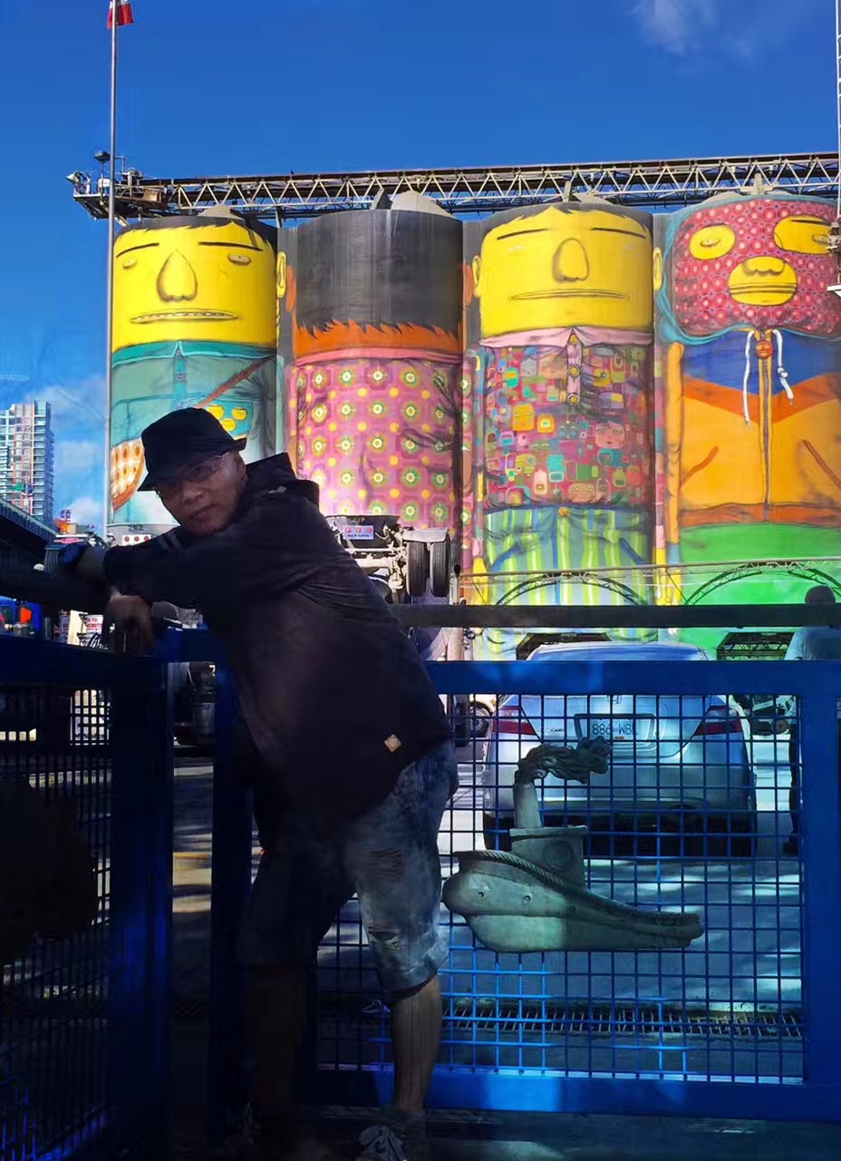 双生涂鸦组合OsGemeos特色：黄皮肤公仔