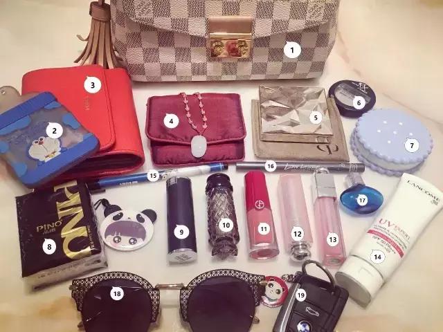 夏日翻包大作战！万万没想到，路人的包比女明星的包包精彩一百倍！