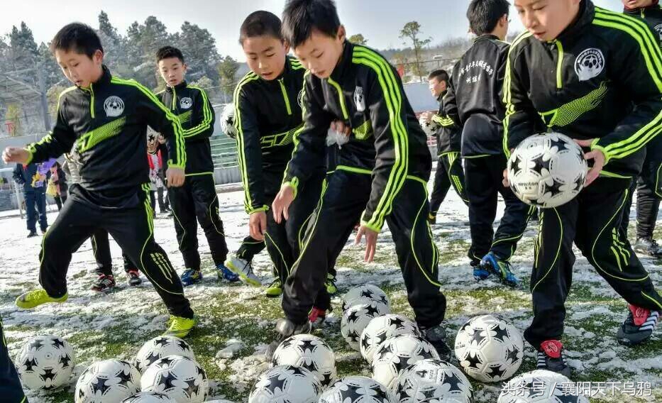 穿着破球鞋的人,穿碎钉足球鞋的职业球员