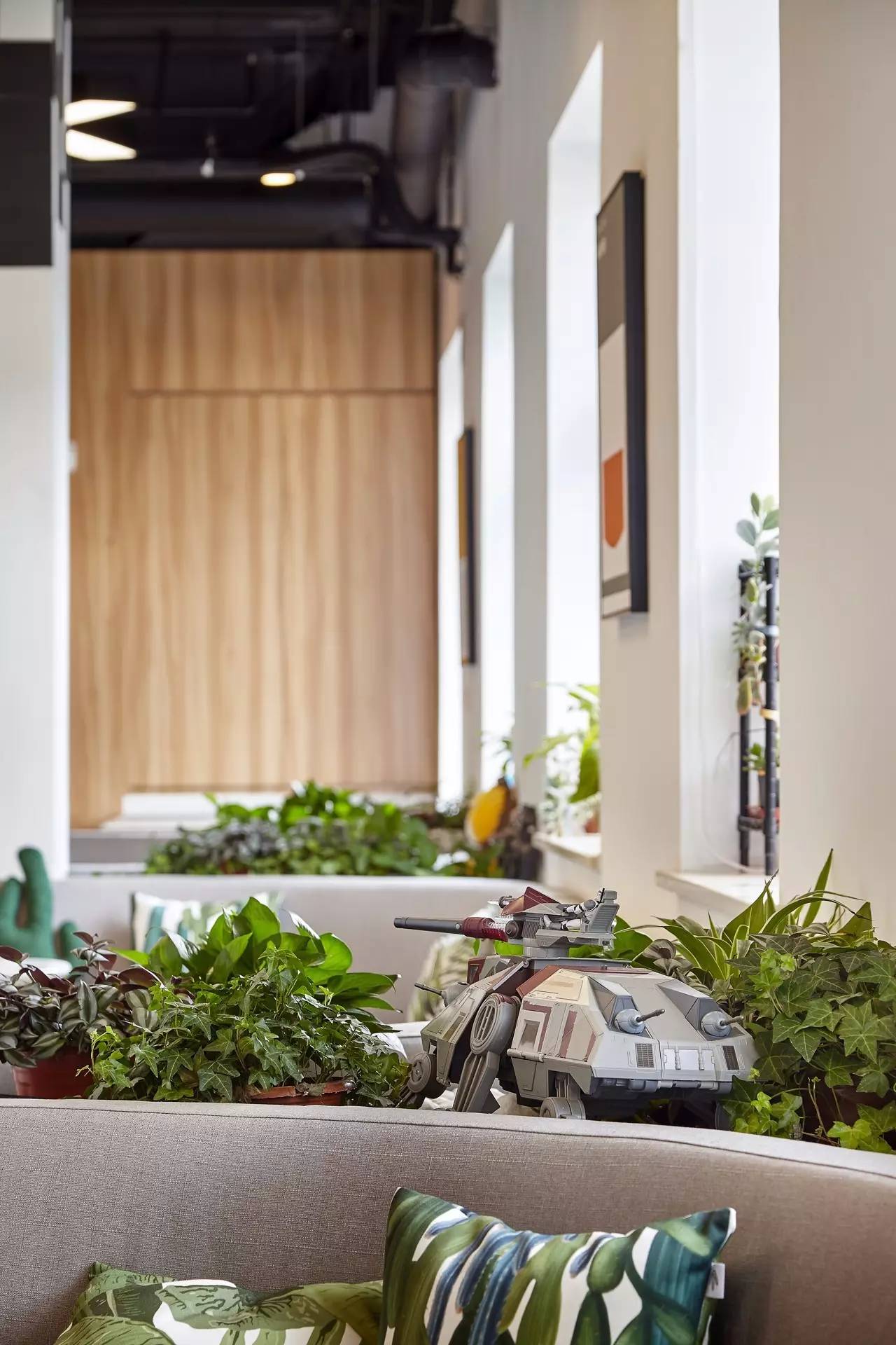 爱情公寓里面的角色都是什么工作,爱情公寓主角的工作到底是什么